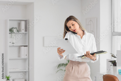 Busy young businesswoman mu...