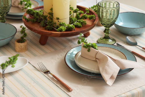 Spring table setting with p...