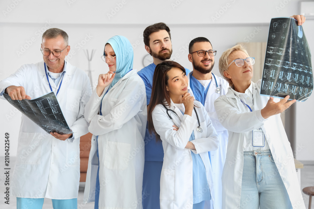 Fototapeta premium Team of doctors studying MRI scan in clinic