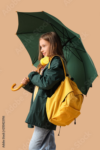 Cute teenage girl with gree...