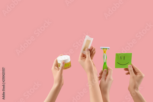 Female hands with razor, st...