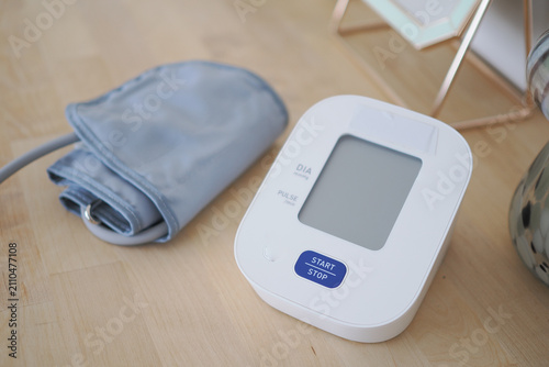 Fotografía Blood pressure monitor on a wooden table