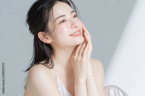 透明感のある笑顔の美しい白い肌の女性。 美容、スキンケア、素材。モダンな質感。