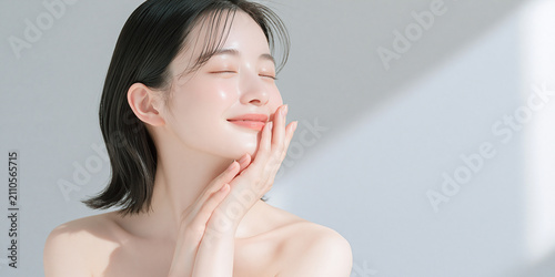 透明感のある笑顔の美しい白い肌の女性。 美容、スキンケア、素材。モダンな質感。