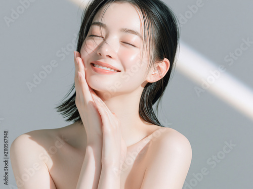 透明感のある笑顔の美しい白い肌の女性。 美容、スキンケア、素材。モダンな質感。