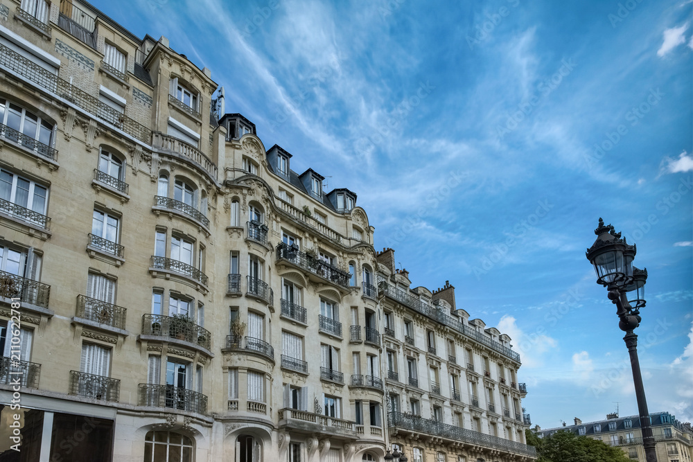 Obraz premium Paris, beautiful buildings, boulevard de Sebastopol, in the 2e arrondissement