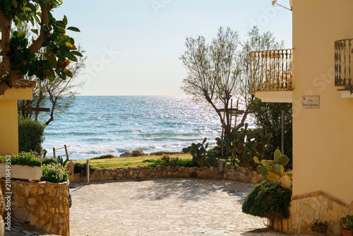 Obraz na plátně Quiet Mediterranean courtyard with ocean view