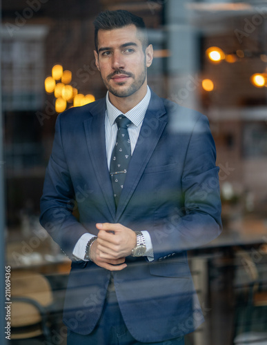 Foto businessman sitting in cafe looking out the window with a mindful expression