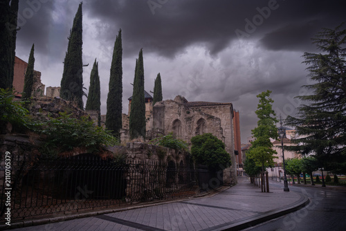 Cuadro en lienzo ciudad de Valladolid por la noche con las farolas apagadas por una tormenta con