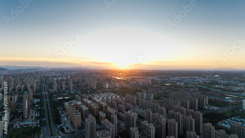 Foto Urban skyline at sunset with dense high-rise buildings and panoramic city view