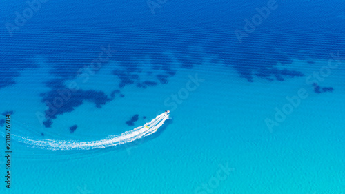 Fotografie Speedboat turning on clear blue sea at Possidi beach Greece