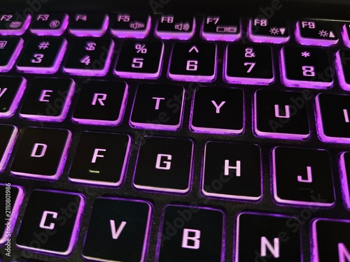 Foto Close-up of laptop keyboard with purple backlit keys keyboard backlight lighting