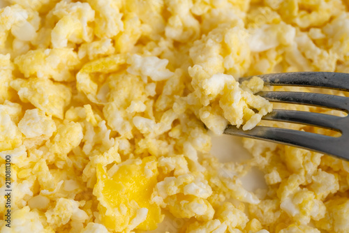 Fotografie Scrambled egg texture, omelette background closeup