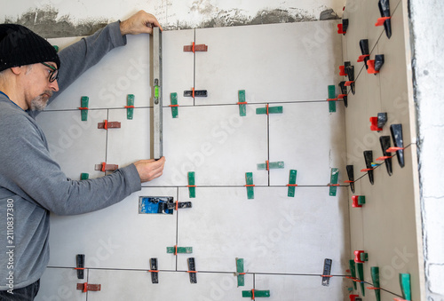 Konstfotografi Experienced construction worker using a spirit level to ensure proper alignment