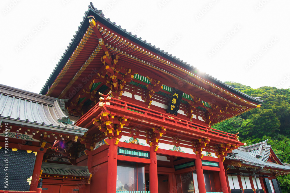 Obraz premium 日本の風景・初夏 神奈川県鎌倉市 鶴岡八幡宮 本宮