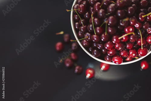 Foto Freshly picked cherries gathered in a bowl, showcasing their vibrant color and t