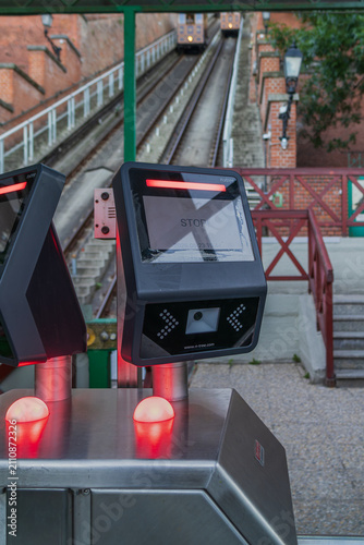 Fotografía electronic ticket validation terminal at buda castle funicular