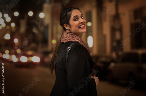 Картината върху платно A YOUNG WOMAN LAUGHING WHILE LOOKING BEHIND
