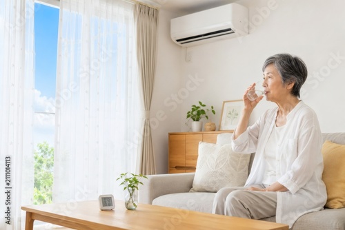 夏　熱中症対策　室内　エアコン　水分補給