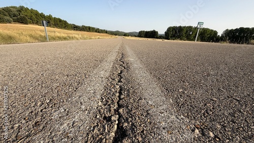 Fotografie Líneas continuas desgastadas en una carretera antigua