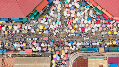 Foto Aerial view of vibrant African market with bustling trade, people, and vehicles