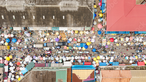 Foto Vibrant African market with people, stalls, and traffic
