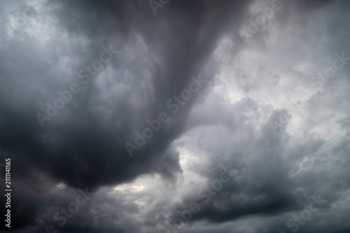 Dunkle Regenwolken ziehen auf