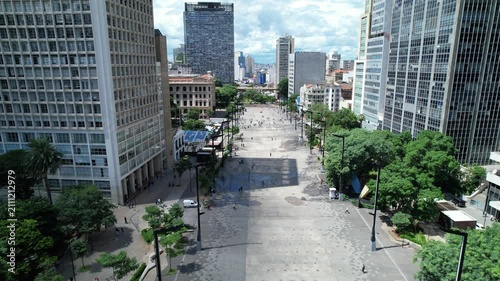 Aerial view of Anhangabaú Valley in downtown São Paulo, showing buildings and busy streets under a blue sky.