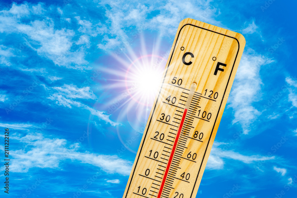 Fototapeta premium Ein Thermometer zeigt sehr hohe Temperatur in der Sommerhitze