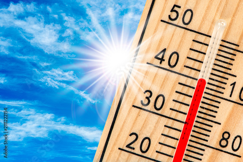Ein Thermometer zeigt sehr hohe Temperatur in der Sommerhitze