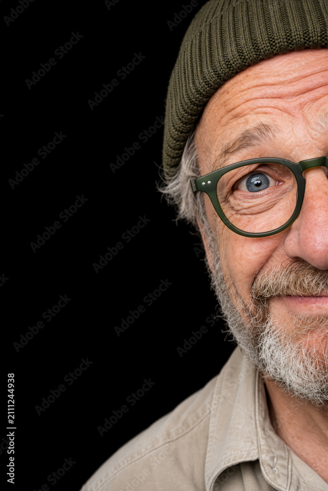 Fototapeta premium Senior mit Brille und Mütze