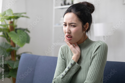 A young woman was experiencing severe tooth pain, so much so that she clutched her cheek in agony. She had gum pain and tooth sensitivity.
