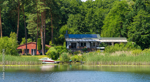 Landschaft mit Booten und kleinen Villen rund um den Tietzowsee, Rheinsberg, Brandenburg, Deutschland