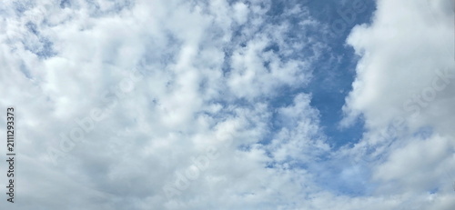 Foto The sky is filled with scattered white clouds