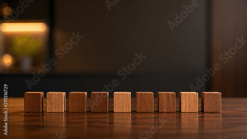 木製キューブが並ぶシンプルなビジネス背景 コピースペース