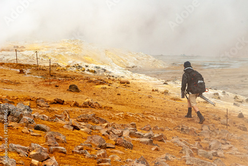 Foto Geothermal landscape with steaming fumaroles at Namaskard Iceland