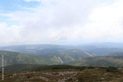 Tapety artystyczne mountain landscape with clouds