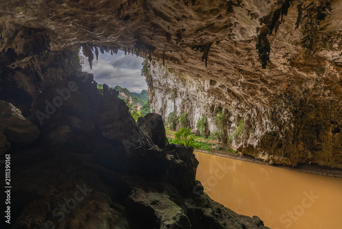 Obraz na płótnie Dng Puong cave entrance Ba Be river valley, Vietnam