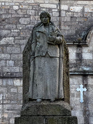 Obraz na płótnie Stone statue of Rosalia de Castro against church wall in Spain