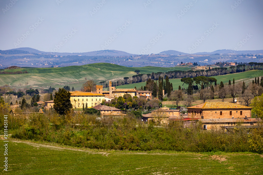Obraz premium Tuscan countryside landscape with historic village in Siena, Italy