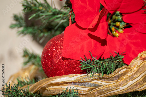 Foto Red sparkly bauble on christmas tree The Concept of holiday celebration