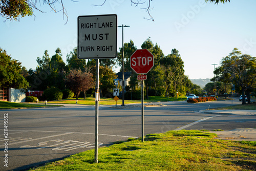 Canvastavla Right lane must turn right at intersection with stop sign