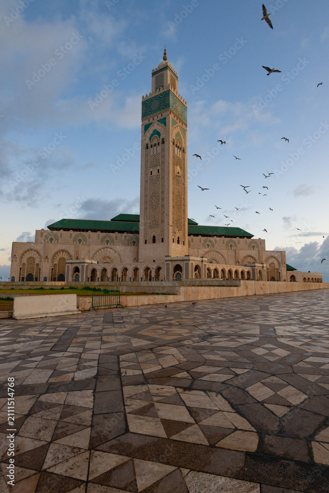 Obraz premium Morning in Casablanca, Morocco. Beautiful Hassan II Mosque surrounded by birds just after sunrise. The Beautiful mosque is one of the highlights of Moroccan culture. 