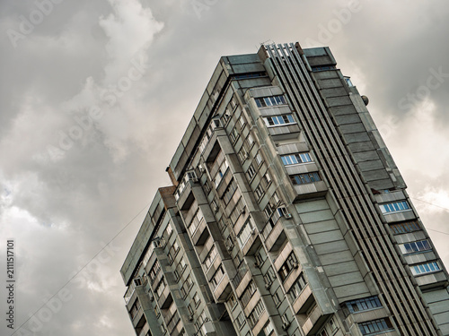 Foto Low angle view of Brutalist concrete apartment building under cloudy sky