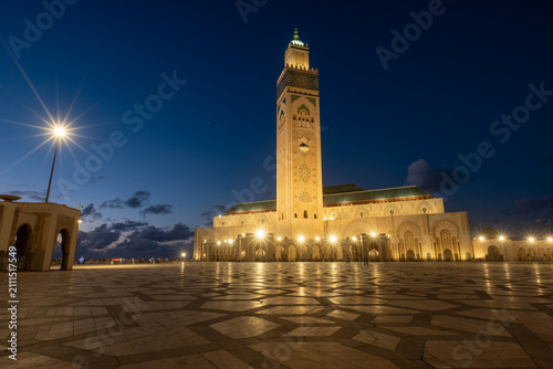 Fotografía Beautiful Hassan II Mosque lit but starburst shaped lights in the evening in blue hour, in Casablance, Morocco