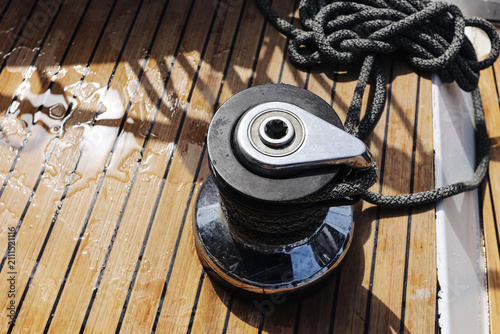 Foto Sailboat winch holds braided rope