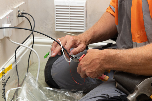 Foto Telecoms engineer terminating fibre optic cable with SC APC connector for FTTP i