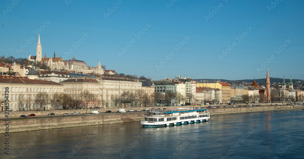 Fototapeta premium Panoramic view of Buda hill with Matthias Church and cruise boat on Danube river, Budapest, Hungar