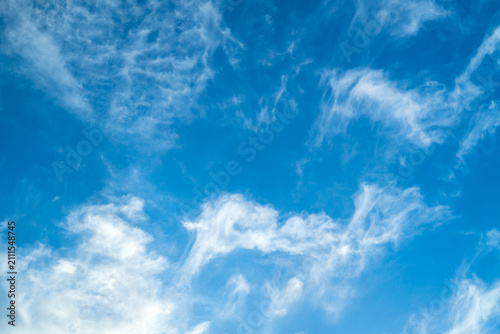 Canvastavla Photo of a blue sky against which streams of white clouds blur, blurring at the edges