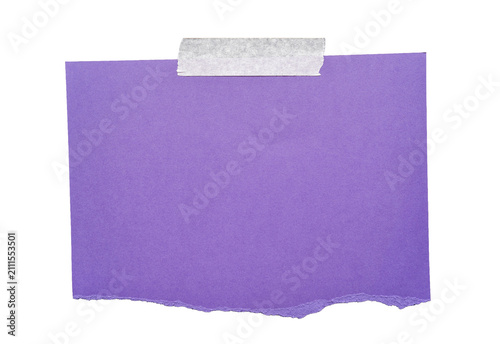 Foto Nota de papel morado con borde inferior rasgado y cinta adhesiva aislada sobre f